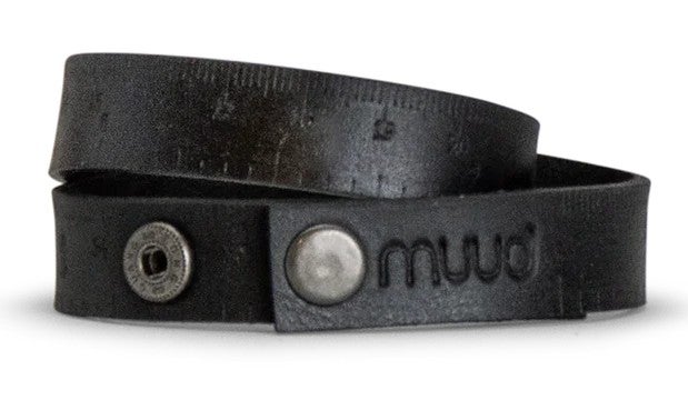 Musta Muud Fibi -nahkainen mittanauharanneke kolmella nepparilla